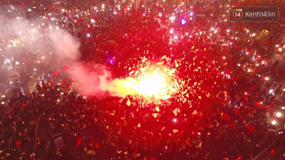 Chùm ảnh: Chảo lửa Mỹ Đình nóng rực khi người hâm mộ được thoả cơn khát vô địch AFF Cup sau 10 năm chờ đợi-3