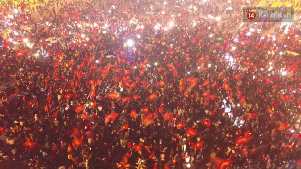 Chùm ảnh: Chảo lửa Mỹ Đình nóng rực khi người hâm mộ được thoả cơn khát vô địch AFF Cup sau 10 năm chờ đợi-4