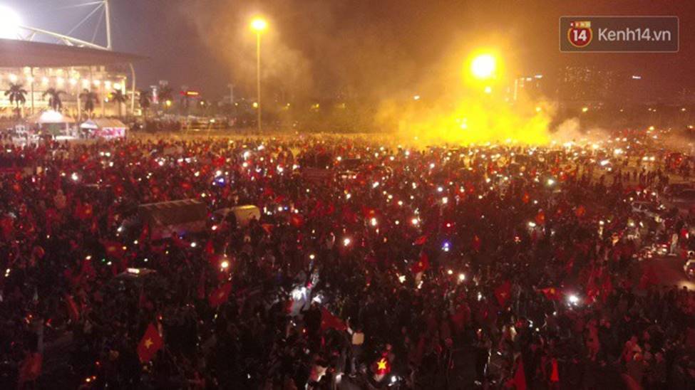 Chùm ảnh: Chảo lửa Mỹ Đình nóng rực khi người hâm mộ được thoả cơn khát vô địch AFF Cup sau 10 năm chờ đợi-5