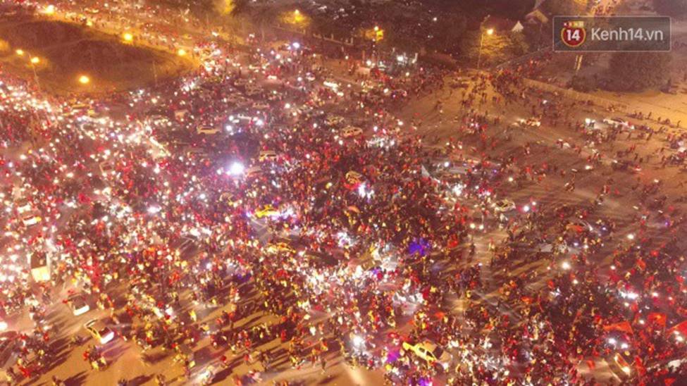 Chùm ảnh: Chảo lửa Mỹ Đình nóng rực khi người hâm mộ được thoả cơn khát vô địch AFF Cup sau 10 năm chờ đợi-6