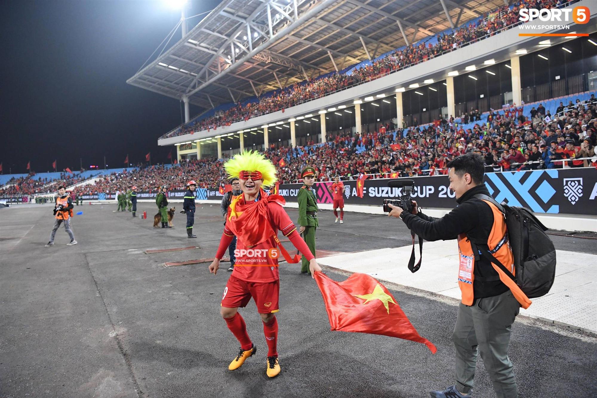 Quang Hải đội tóc giả màu nõn chuối, đi tung tăng khắp sân, xứng đáng là màn ăn mừng cute nhất sau trận chung kết-1