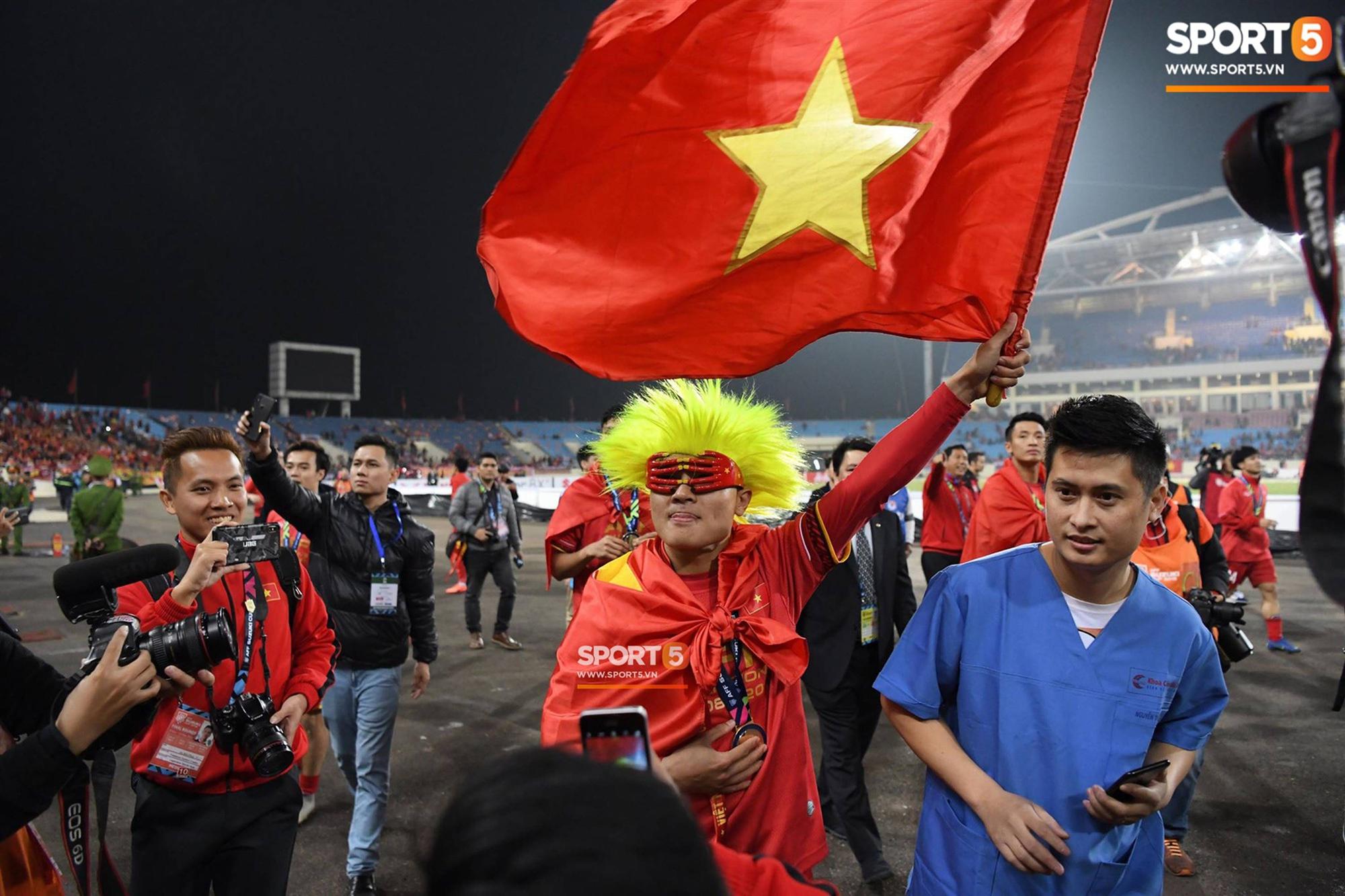 Quang Hải đội tóc giả màu nõn chuối, đi tung tăng khắp sân, xứng đáng là màn ăn mừng cute nhất sau trận chung kết-4