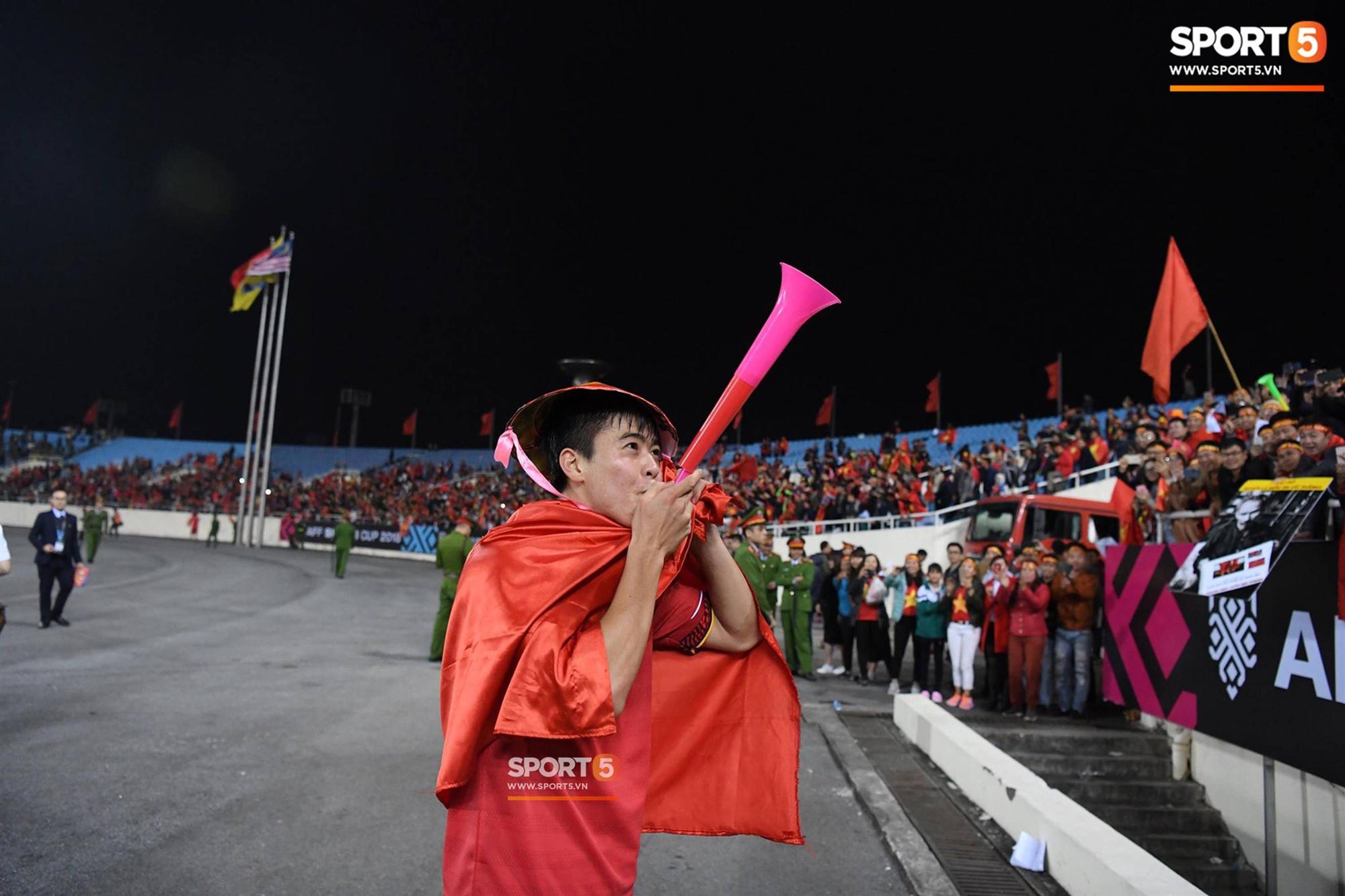 Quang Hải đội tóc giả màu nõn chuối, đi tung tăng khắp sân, xứng đáng là màn ăn mừng cute nhất sau trận chung kết-5