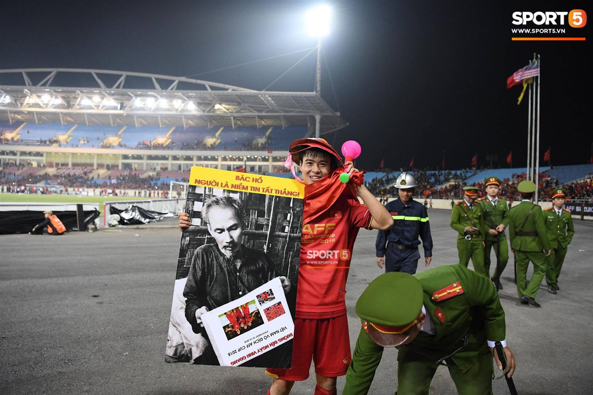 Quang Hải đội tóc giả màu nõn chuối, đi tung tăng khắp sân, xứng đáng là màn ăn mừng cute nhất sau trận chung kết-6