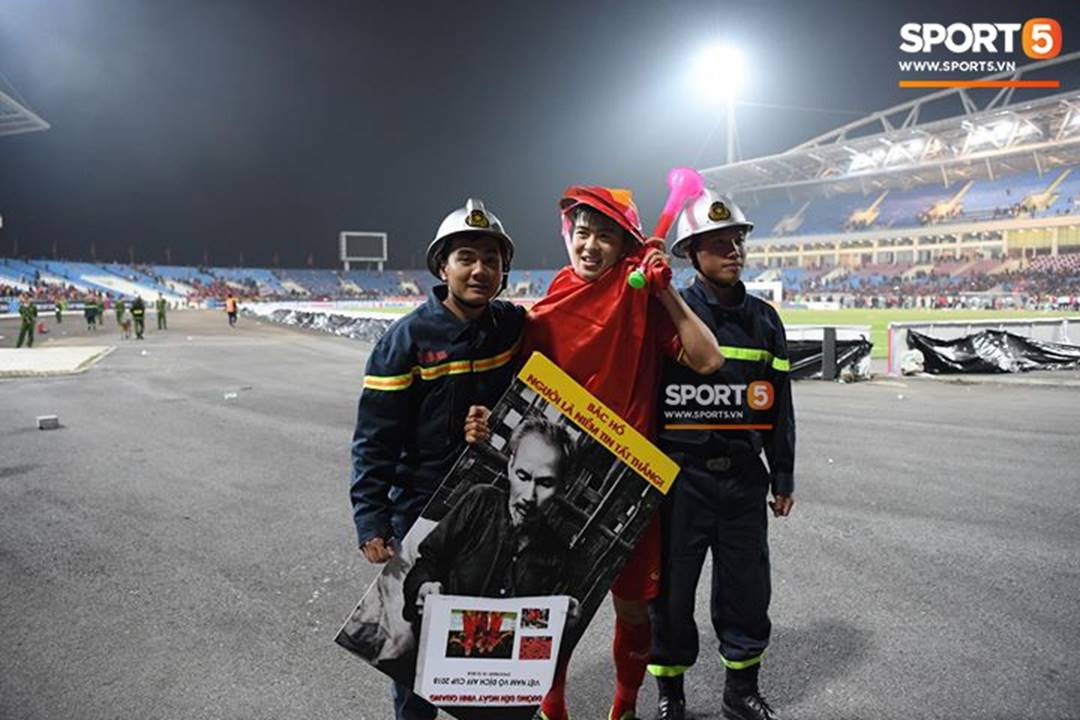 Quang Hải đội tóc giả màu nõn chuối, đi tung tăng khắp sân, xứng đáng là màn ăn mừng cute nhất sau trận chung kết-7