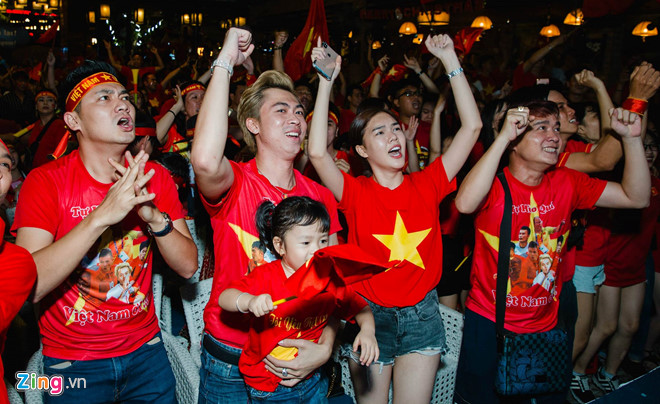 Hàng loạt sao Việt xuống đường đi bão mừng chức vô địch AFF Cup 2018-4