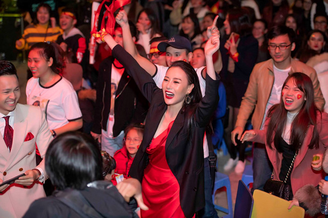 Hàng loạt sao Việt xuống đường đi bão mừng chức vô địch AFF Cup 2018-6