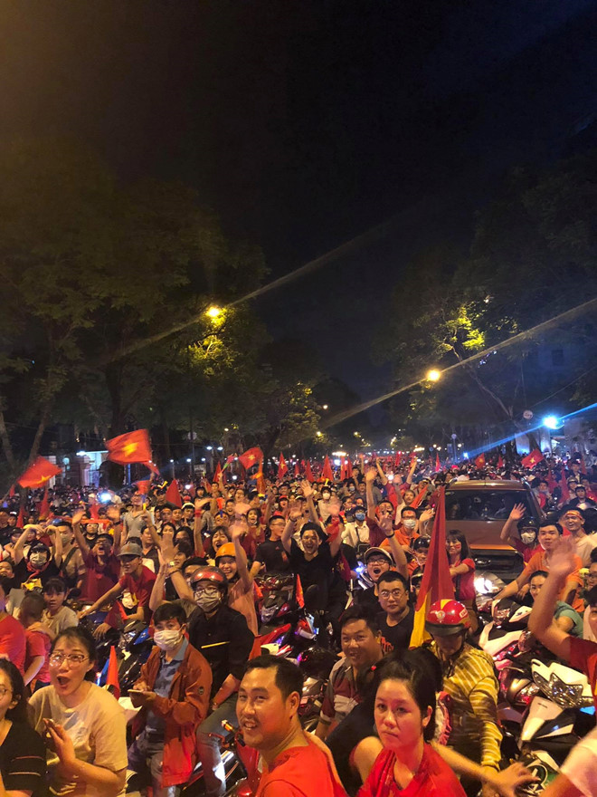 Hàng loạt sao Việt xuống đường đi bão mừng chức vô địch AFF Cup 2018-10
