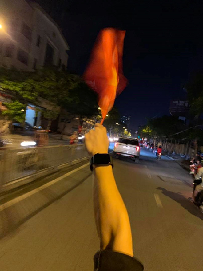 Hàng loạt sao Việt xuống đường đi bão mừng chức vô địch AFF Cup 2018-16