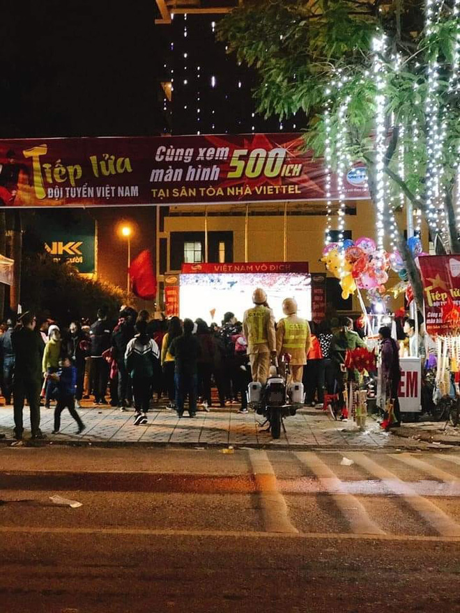 Nắm tay nhau đứng lên xe máy xem bóng đá, hình ảnh 2 chiến sĩ CSGT được chia sẻ nhiều nhất tối qua-1