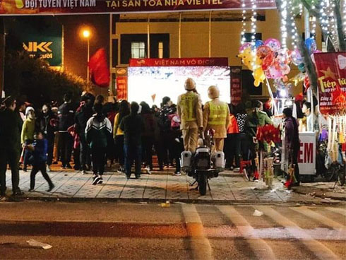 Mang cả bình ga ra đường khè lửa ăn mừng chiến thắng, người đàn ông khiến tất cả sợ hãi-3