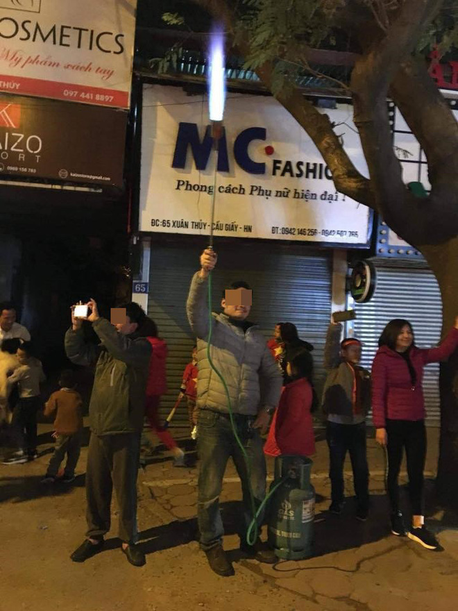 Mang cả bình ga ra đường khè lửa ăn mừng chiến thắng, người đàn ông khiến tất cả sợ hãi-2