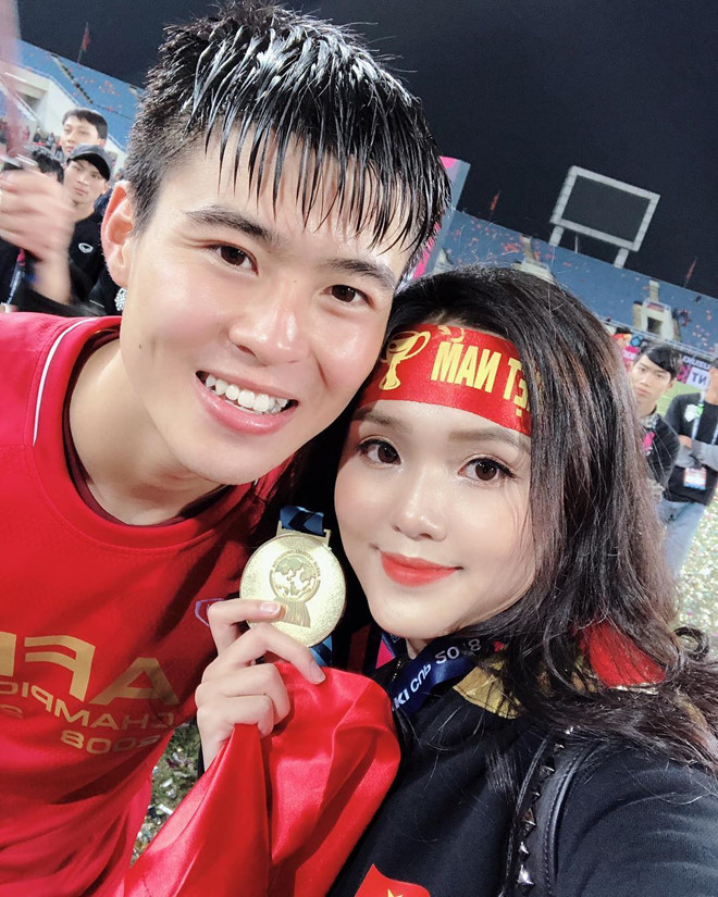 Duy Mạnh, Huy Hùng ôm hôn và tặng huy chương vàng cho bạn gái-1