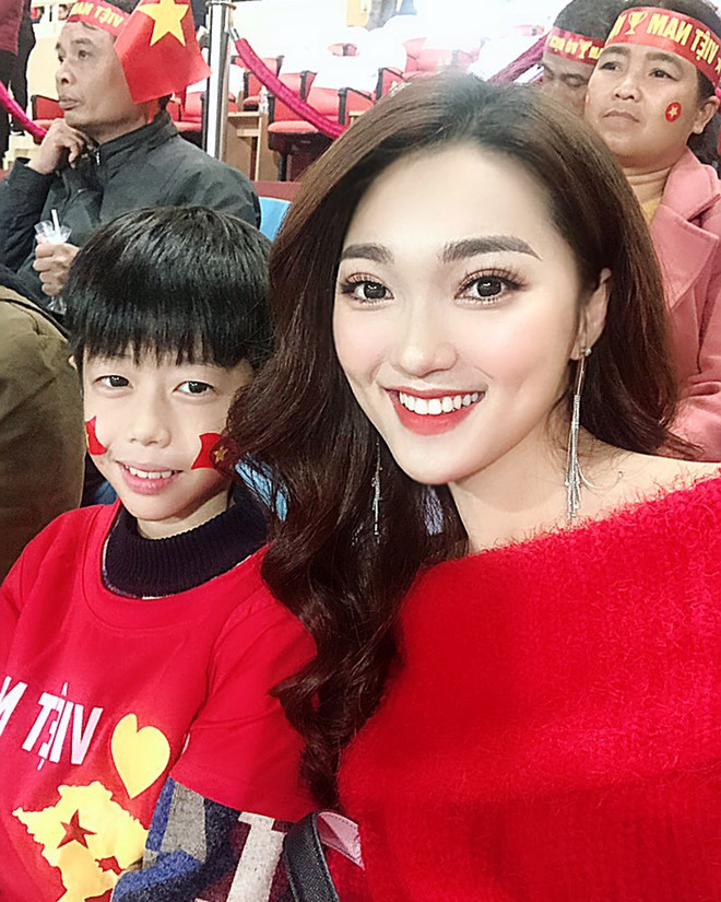 Duy Mạnh, Huy Hùng ôm hôn và tặng huy chương vàng cho bạn gái-5