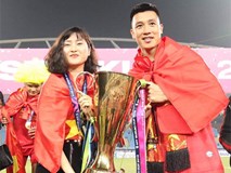 Duy Mạnh, Huy Hùng ôm hôn và tặng huy chương vàng cho bạn gái Duy Mạnh, Huy Hùng ôm hôn và tặng huy chương vàng cho bạn gái