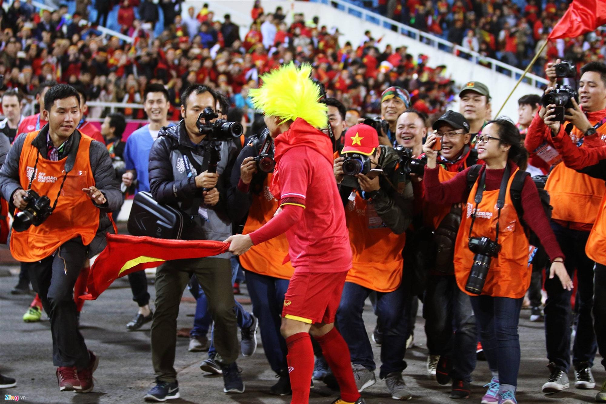 Mẹ Quang Hải vui sướng khi nhận bó hoa chiến thắng từ con trai-1