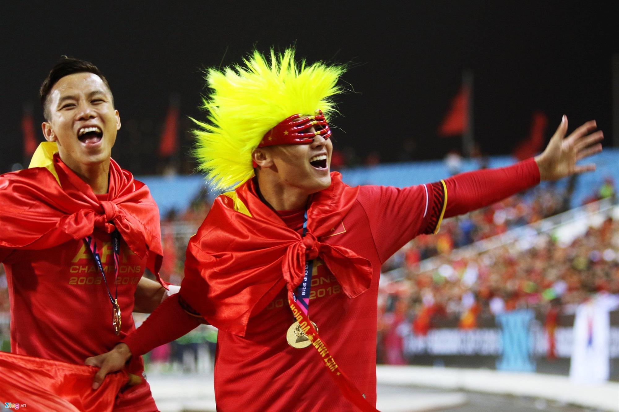 Mẹ Quang Hải vui sướng khi nhận bó hoa chiến thắng từ con trai-2