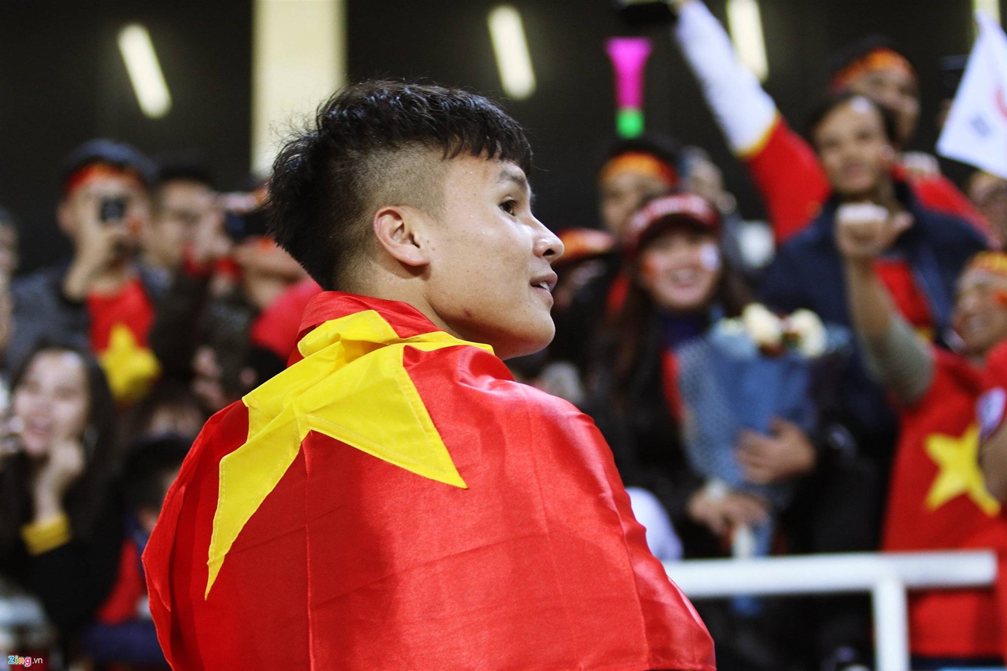 Mẹ Quang Hải vui sướng khi nhận bó hoa chiến thắng từ con trai-3