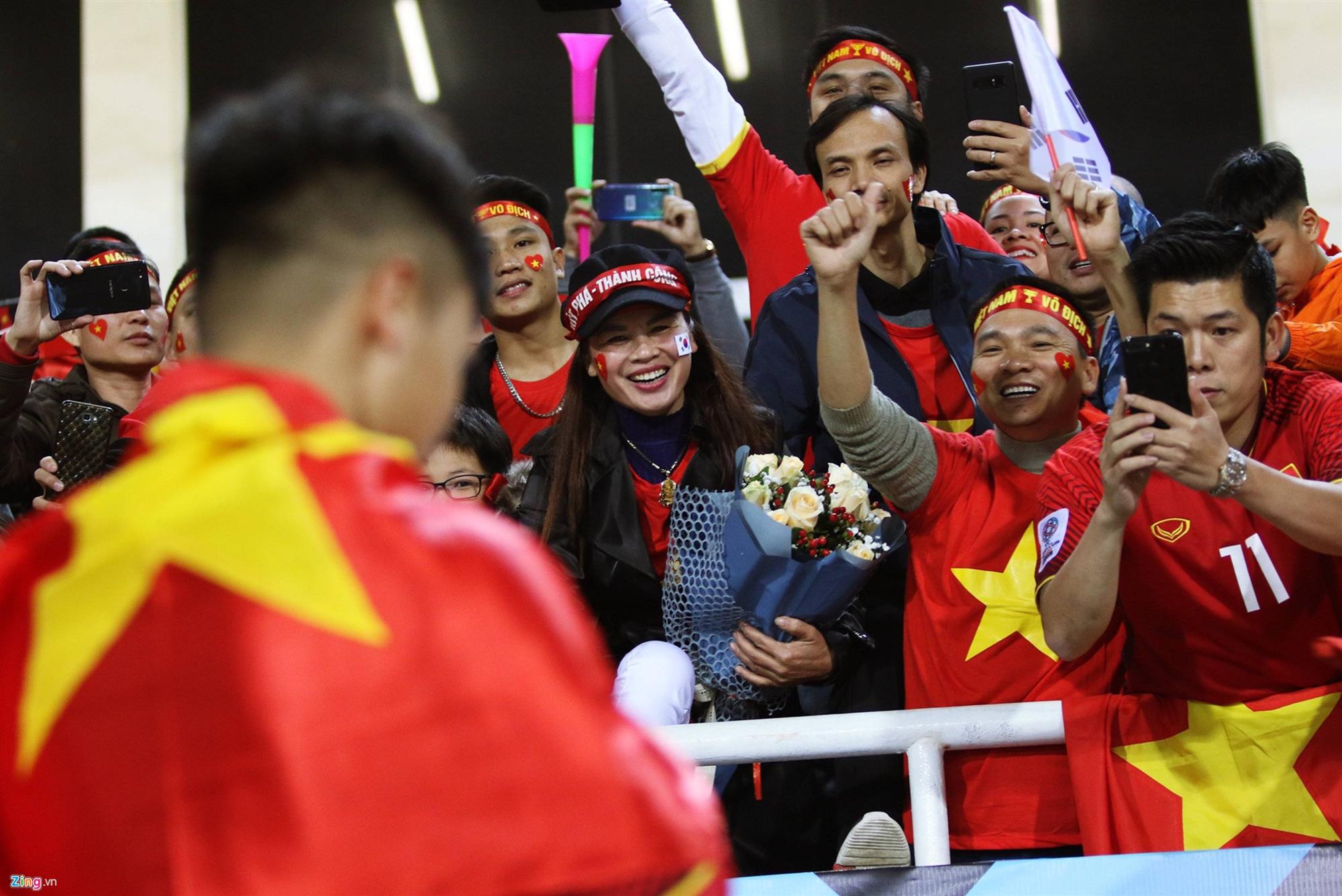 Mẹ Quang Hải vui sướng khi nhận bó hoa chiến thắng từ con trai-4