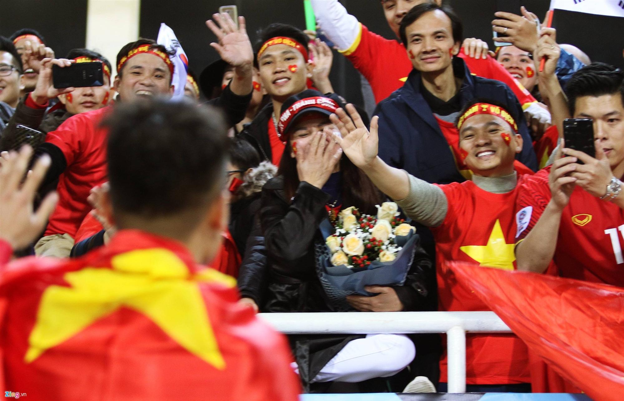 Mẹ Quang Hải vui sướng khi nhận bó hoa chiến thắng từ con trai-5