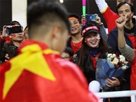 Mẹ Quang Hải vui sướng khi nhận bó hoa chiến thắng từ con trai