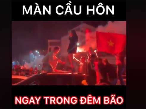 Chàng trai hạnh phúc nhất năm, cầu hôn bạn gái ngay trong 