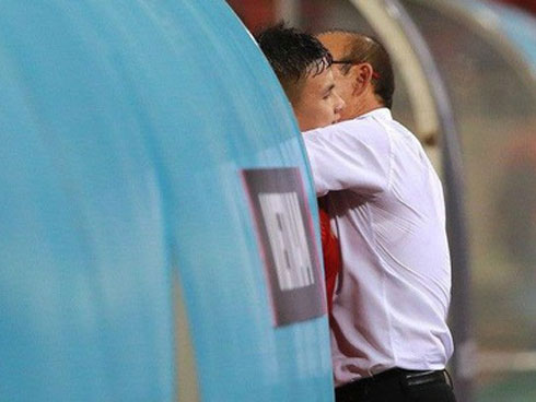 Chú Anh Đức nở nụ cười mãn nguyện, cháu Văn Hậu nhắm mắt mơ màng tạo dáng pose hình với lá cờ trải trên thảm cỏ-8