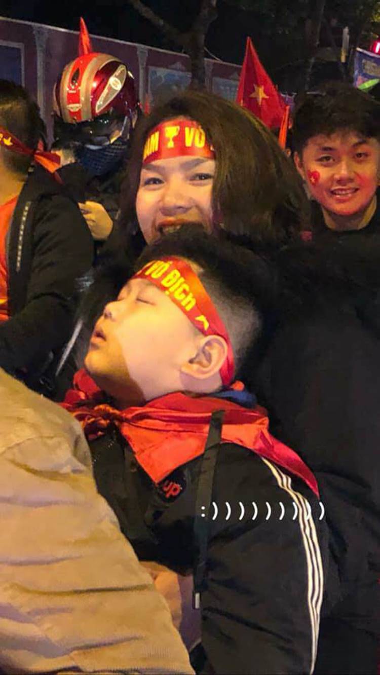 Cười bò tuyển tập đưa con đi bão vô địch AFF Cup của những phụ huynh lầy nhất Việt Nam-1