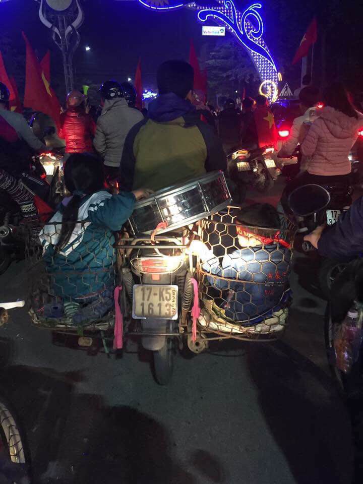 Cười bò tuyển tập đưa con đi bão vô địch AFF Cup của những phụ huynh lầy nhất Việt Nam-3