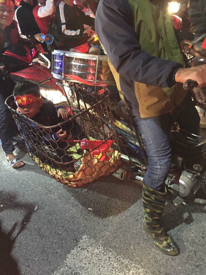 Cười bò tuyển tập đưa con đi bão vô địch AFF Cup của những phụ huynh lầy nhất Việt Nam-4