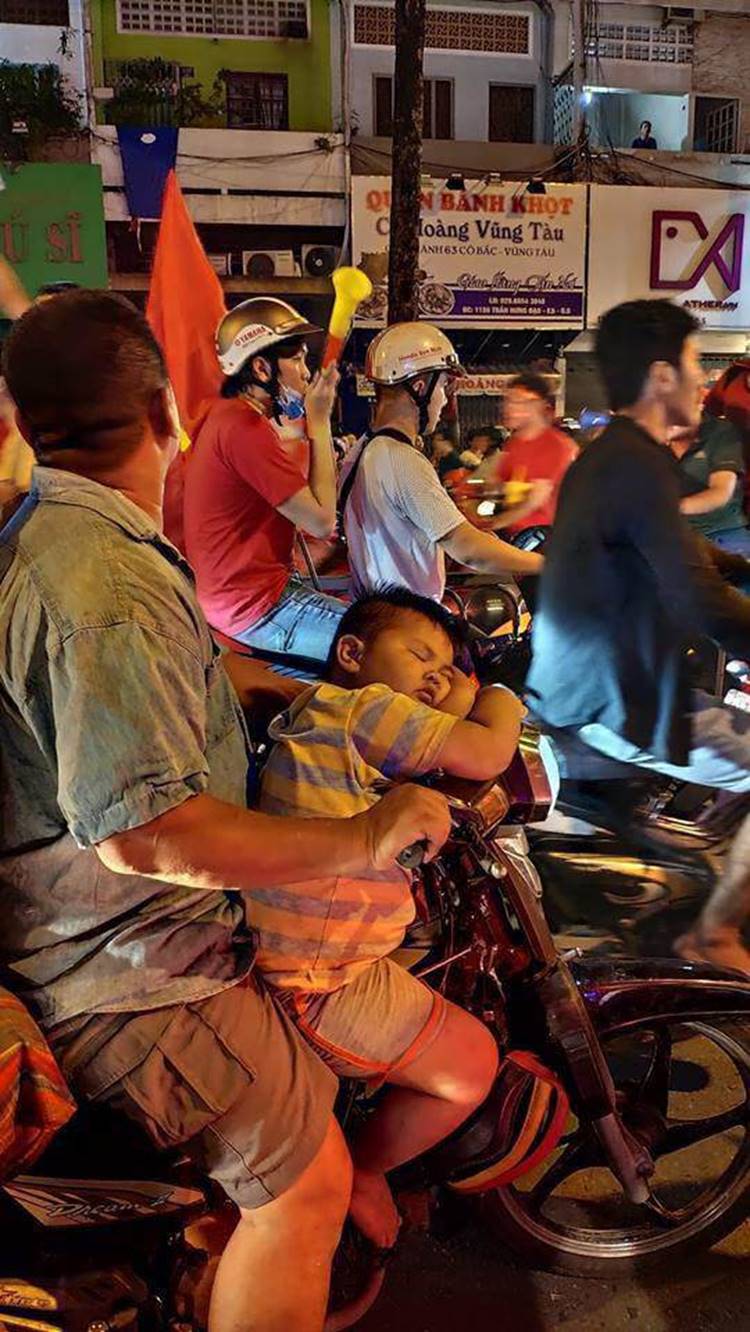 Cười bò tuyển tập đưa con đi bão vô địch AFF Cup của những phụ huynh lầy nhất Việt Nam-5