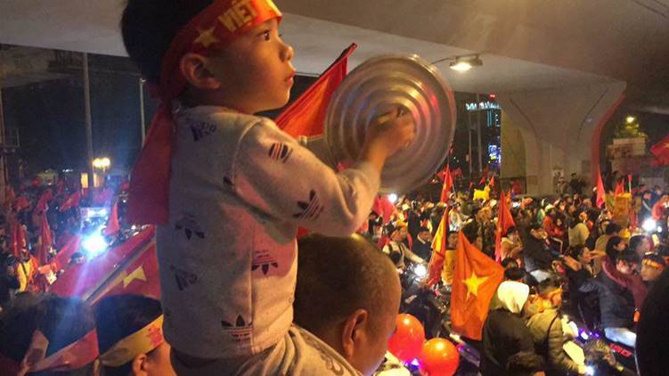 Cười bò tuyển tập đưa con đi bão vô địch AFF Cup của những phụ huynh lầy nhất Việt Nam-6