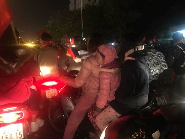 Cười bò tuyển tập đưa con đi bão vô địch AFF Cup của những phụ huynh lầy nhất Việt Nam-7