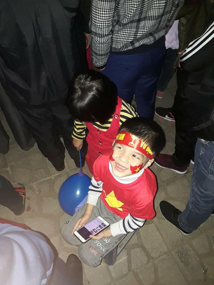 Cười bò tuyển tập đưa con đi bão vô địch AFF Cup của những phụ huynh lầy nhất Việt Nam-8