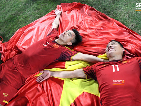 Khoảnh khắc Anh Đức - lão tướng 33 tuổi ngơ ngác tìm mẹ như đứa trẻ lên 3 gây xúc động mạnh-8