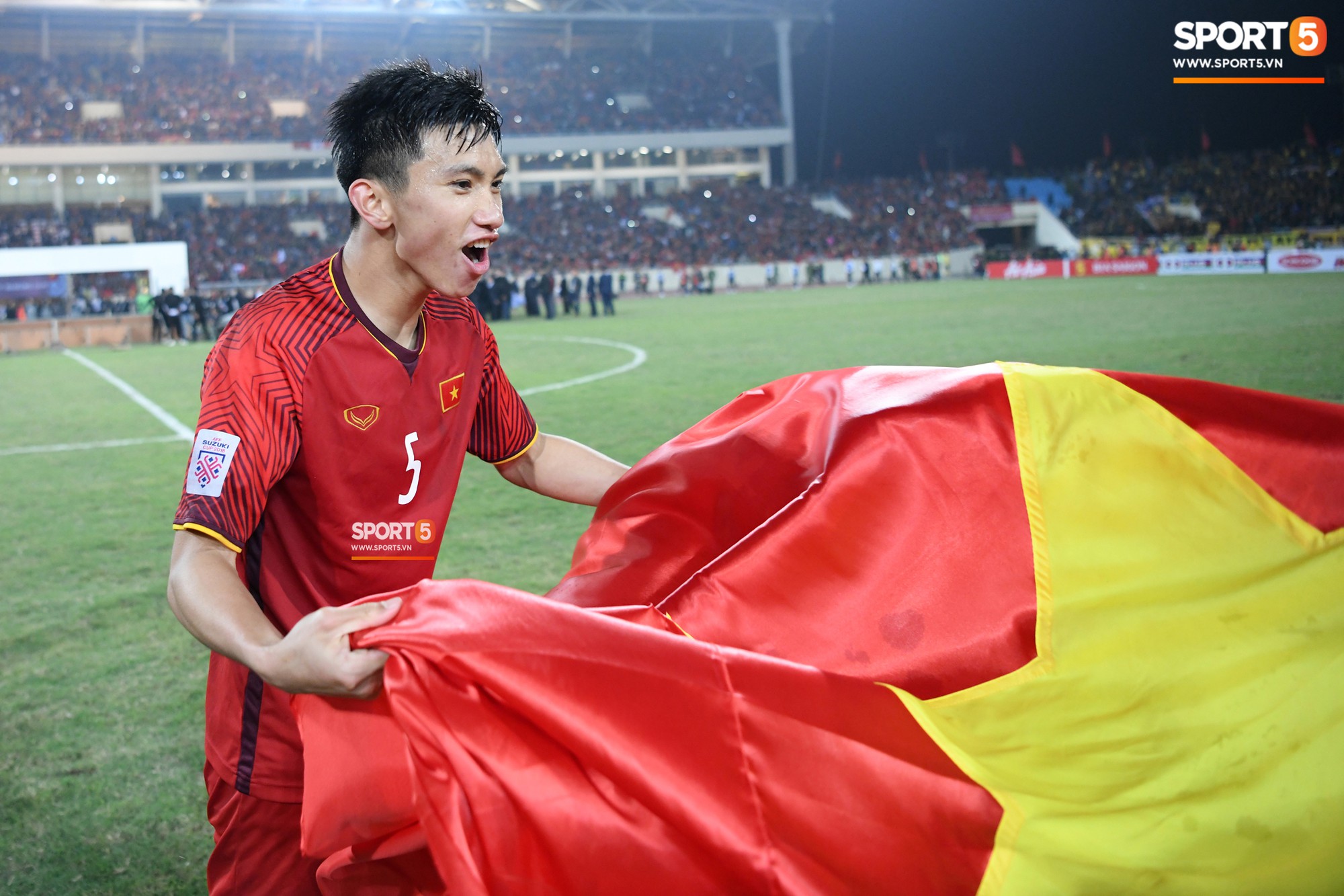 Chú Anh Đức nở nụ cười mãn nguyện, cháu Văn Hậu nhắm mắt mơ màng tạo dáng pose hình với lá cờ trải trên thảm cỏ-4