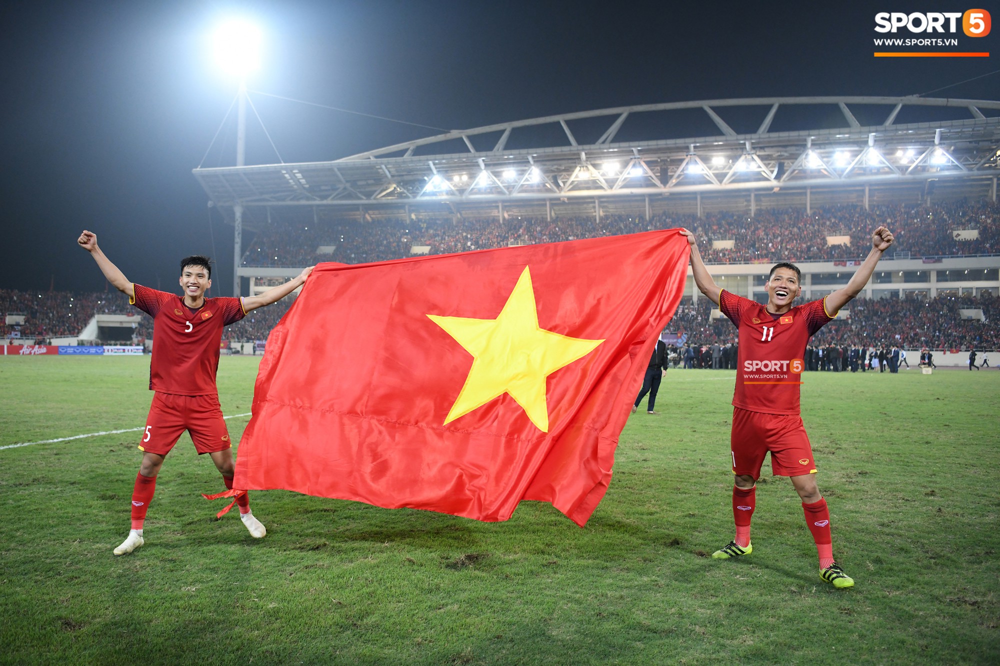 Chú Anh Đức nở nụ cười mãn nguyện, cháu Văn Hậu nhắm mắt mơ màng tạo dáng pose hình với lá cờ trải trên thảm cỏ-3