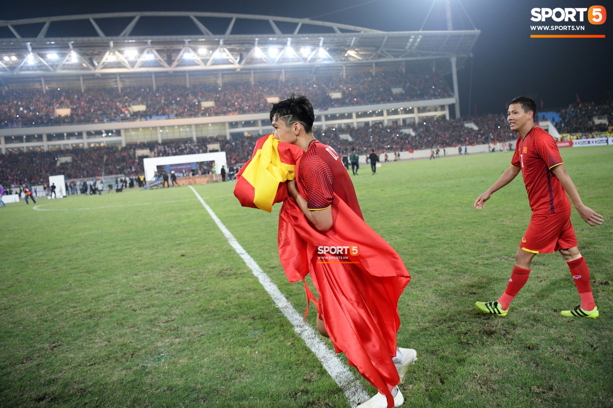 Chú Anh Đức nở nụ cười mãn nguyện, cháu Văn Hậu nhắm mắt mơ màng tạo dáng pose hình với lá cờ trải trên thảm cỏ-5