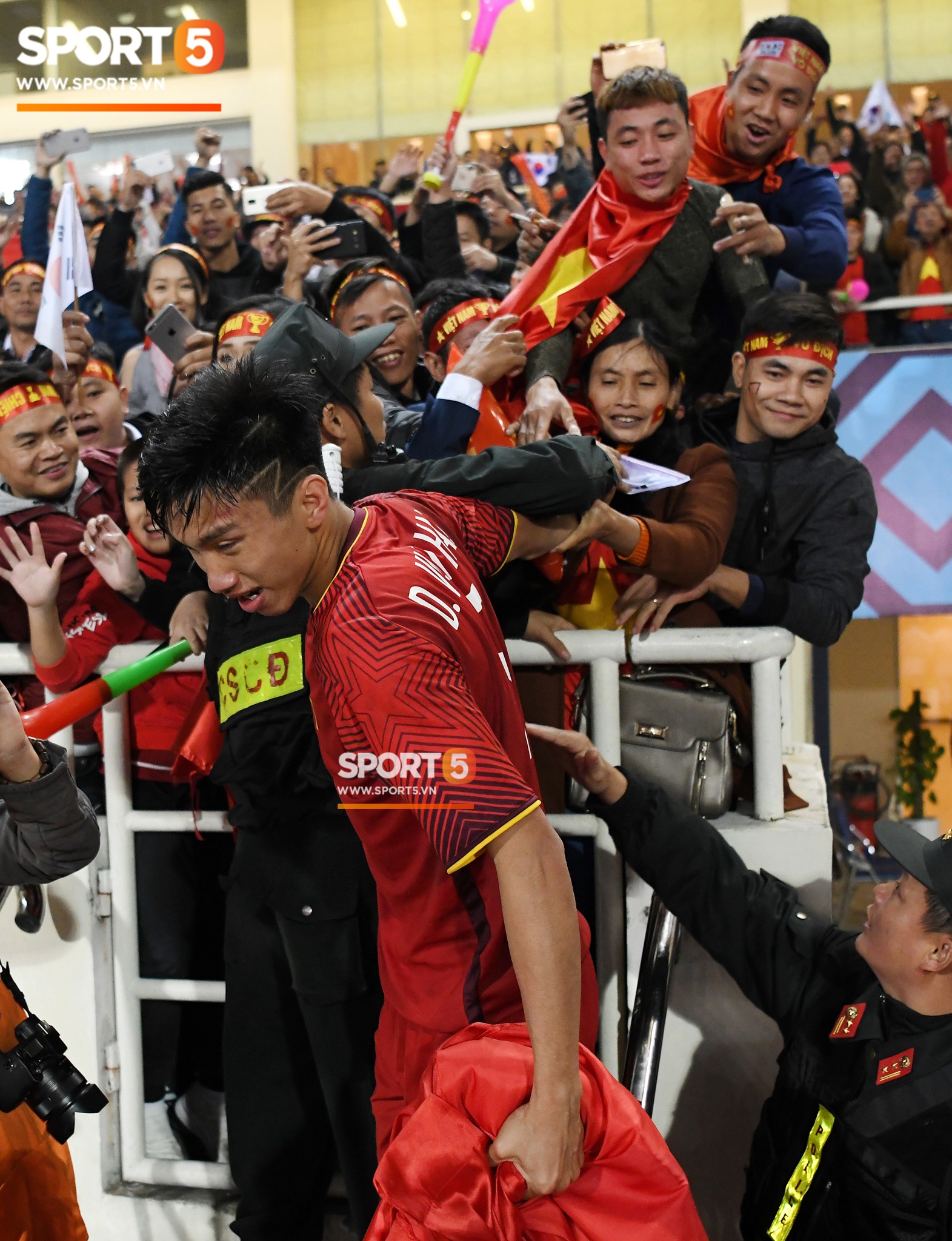 Chú Anh Đức nở nụ cười mãn nguyện, cháu Văn Hậu nhắm mắt mơ màng tạo dáng pose hình với lá cờ trải trên thảm cỏ-6