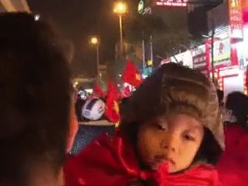 Danh tính không phải dạng vừa của nữ cổ động viên xinh như hoa hậu trong trận chung kết AFF Cup 2018-12