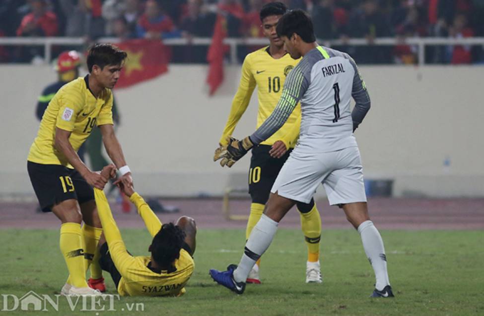 Ảnh: Cầu thủ Malaysia đổ gục sau trận thua Việt Nam-1