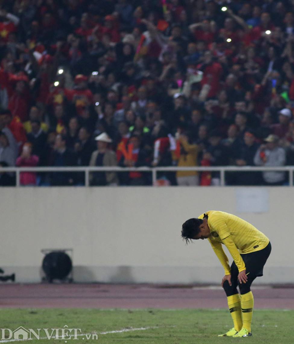 Ảnh: Cầu thủ Malaysia đổ gục sau trận thua Việt Nam-4