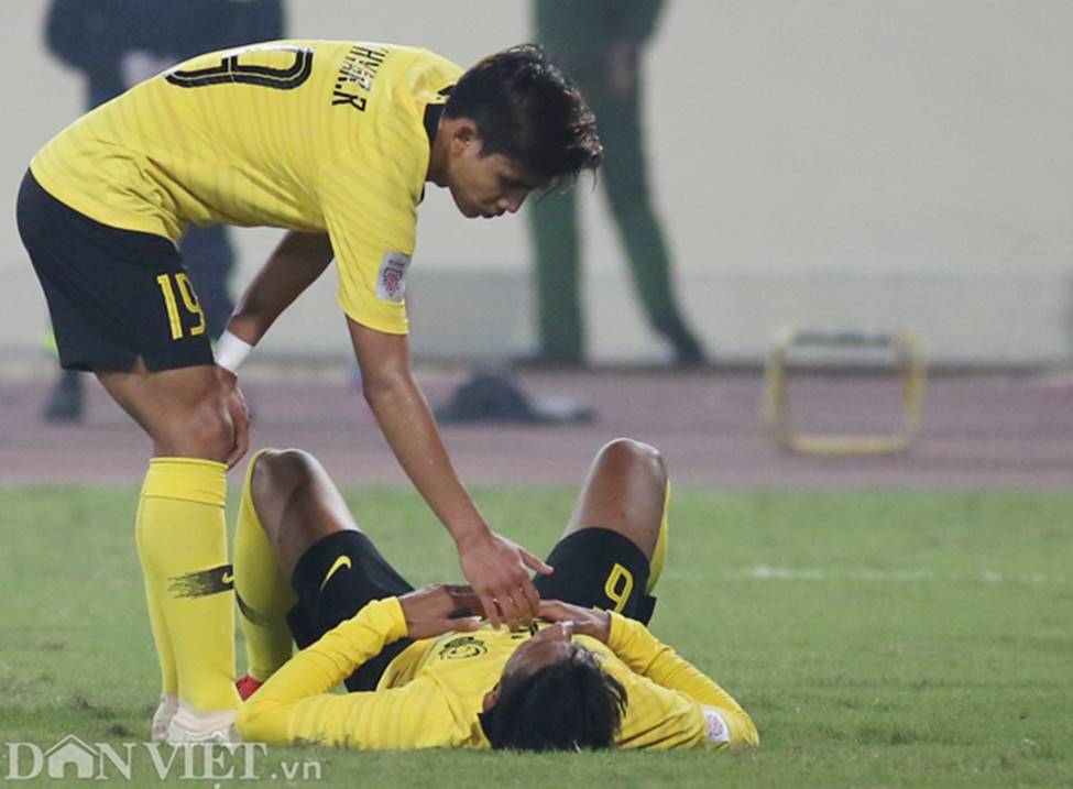 Ảnh: Cầu thủ Malaysia đổ gục sau trận thua Việt Nam-5