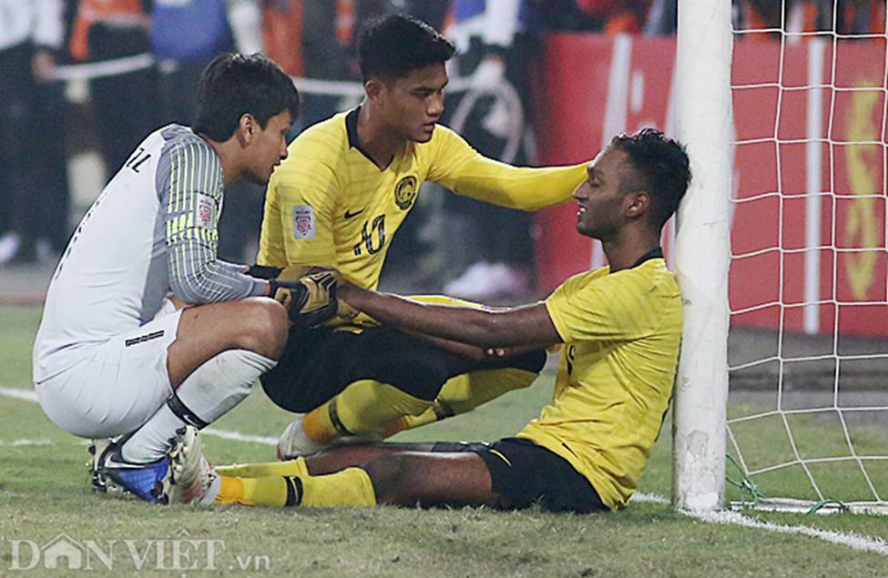 Ảnh: Cầu thủ Malaysia đổ gục sau trận thua Việt Nam-6