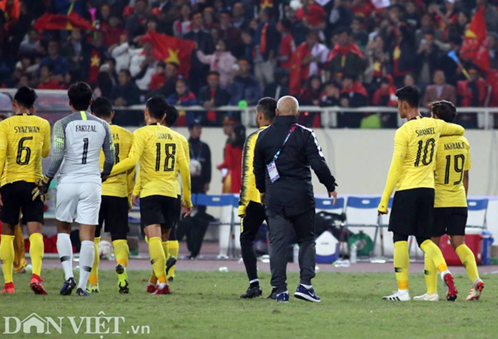 Ảnh: Cầu thủ Malaysia đổ gục sau trận thua Việt Nam-9