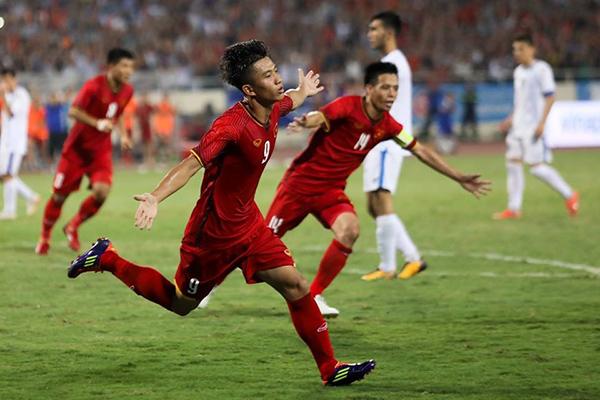 Đôi giày cũ rích, rách tươm cũng không thể cản chân Phan Văn Đức ghi bàn ở AFF Cup-2