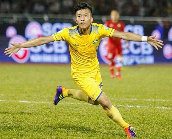 Đôi giày cũ rích, rách tươm cũng không thể cản chân Phan Văn Đức ghi bàn ở AFF Cup-3