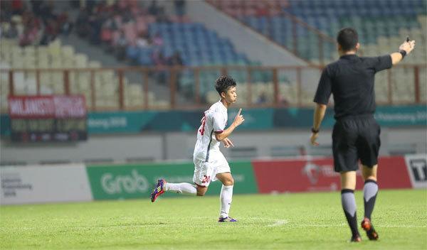 Đôi giày cũ rích, rách tươm cũng không thể cản chân Phan Văn Đức ghi bàn ở AFF Cup-4