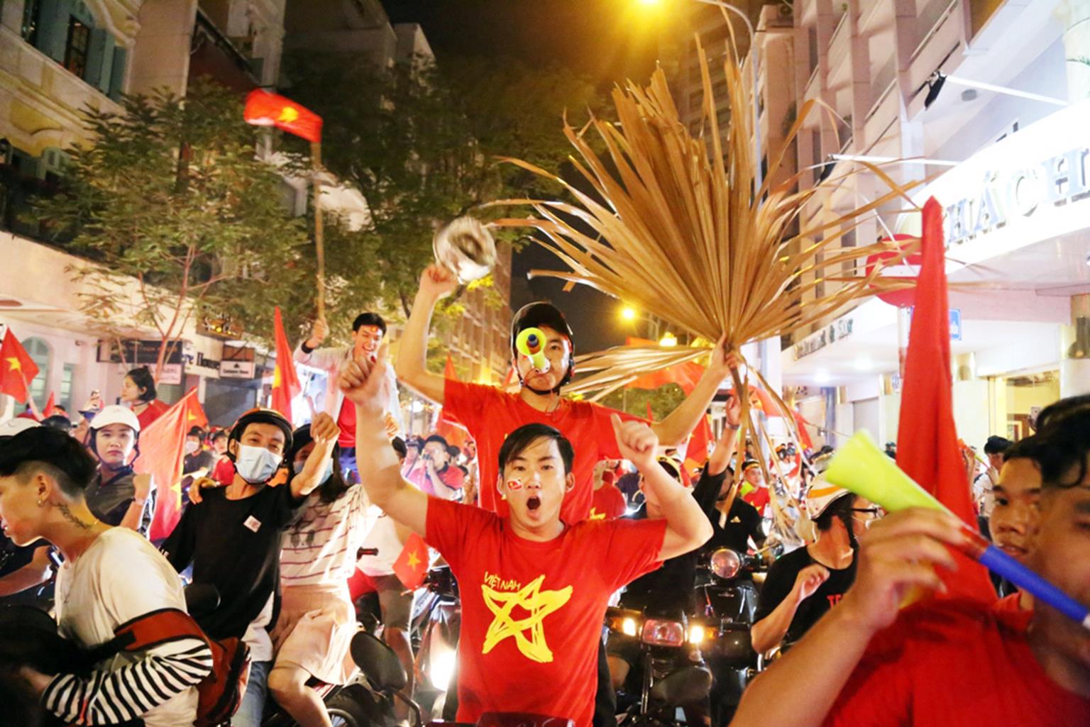Đốt cả xe máy để ăn mừng chiến thắng của ĐT Việt Nam, fan cuồng gây sốc-1
