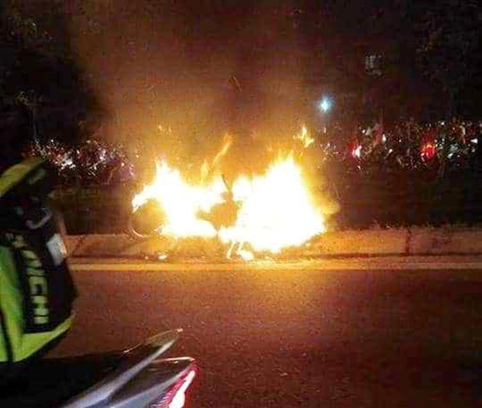 Đốt cả xe máy để ăn mừng chiến thắng của ĐT Việt Nam, fan cuồng gây sốc-3